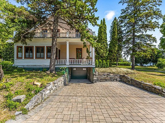 2nd image of 222 Chemin Du Bord Lac Lakeshore