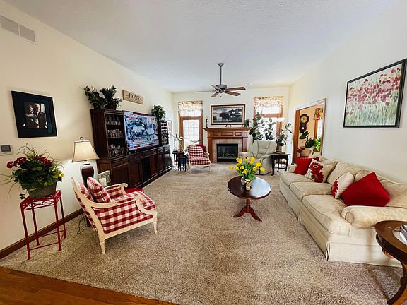 3rd image of 18 Woodlake Trl