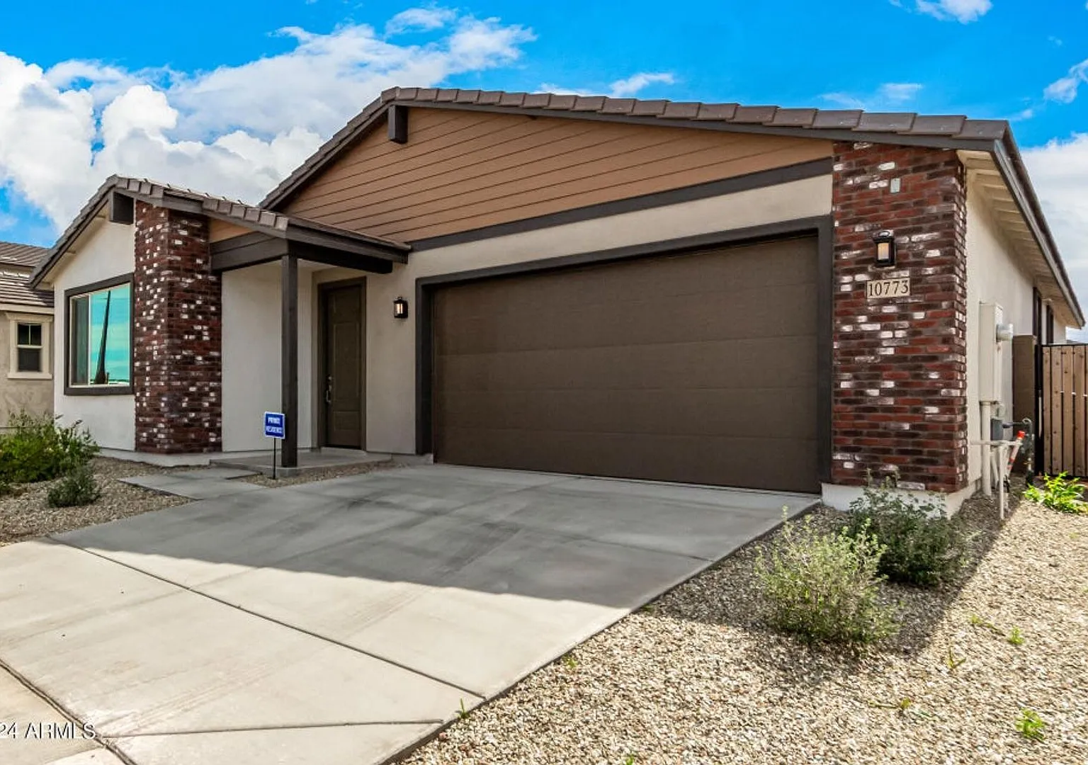 Spacious 3 bed 3 bath Single Story in Avondale — Photo 1