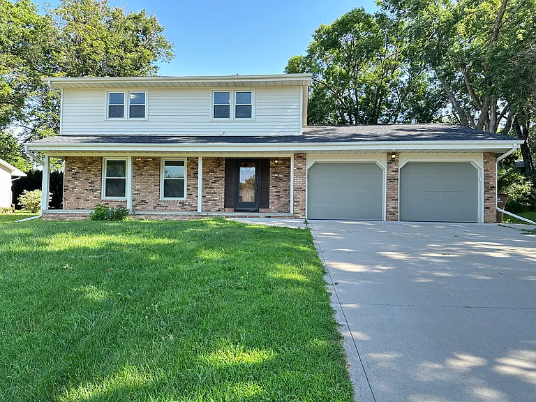 3917 Dakota Dr — Photo 2