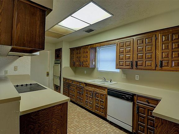 3rd image of 7723 Antoine Dr