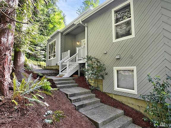 4th image of 10094 NE Shore Dr
