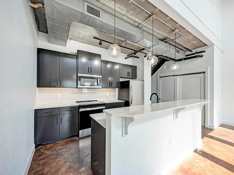 807 E 14th St #305 — Photo 25