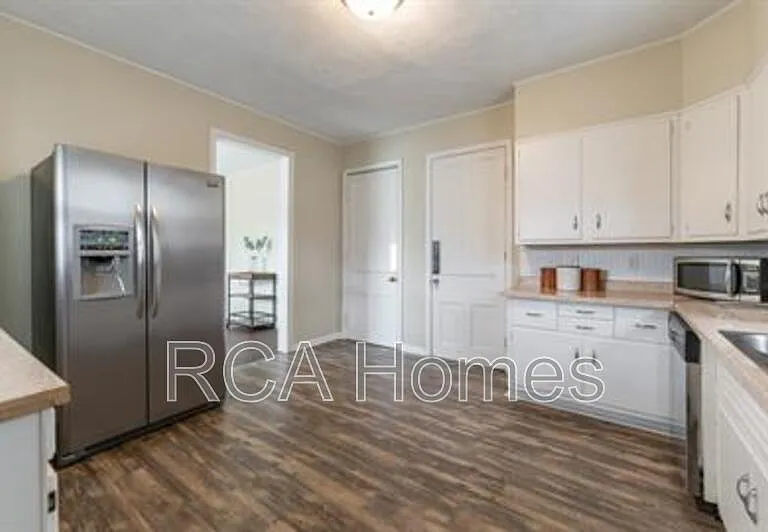 1015 Olive St — Photo 5