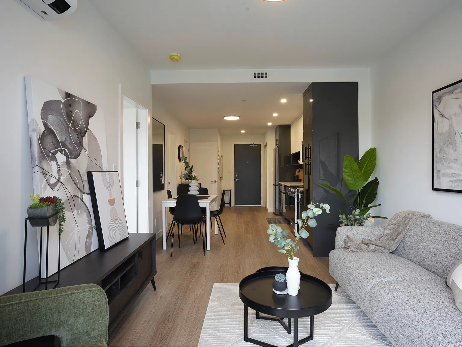 2 bed, 648 sqft, $1,900 — Photo 4