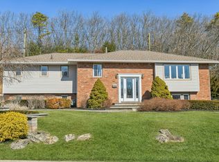 88 Lauren Ave, Dix Hills, NY 11746