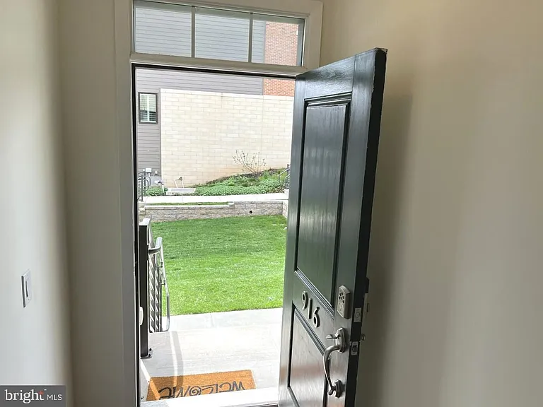 916 Lakeview Ct #36 — Photo 4