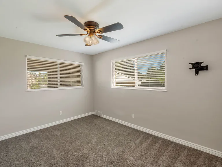 403 E Saunders St — Photo 14