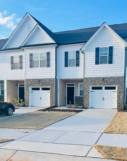 3 bed, 2.5 bath, 1600 sqft, $1,850 — Photo 3