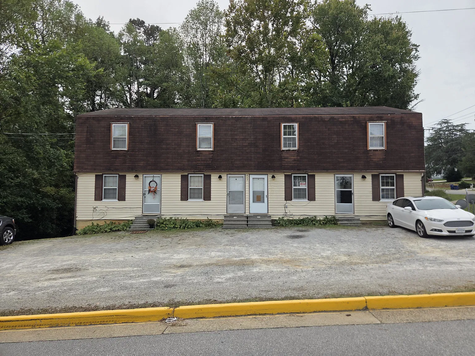 2 bed, 1.5 bath, 840 sqft, $875 — Photo 1