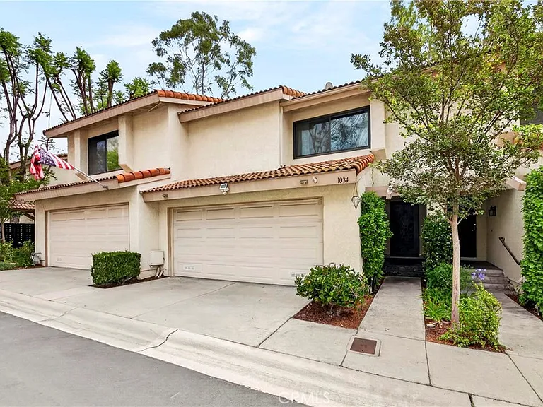 1034 Creekside Dr — Photo 2