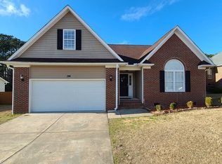 196 Edgecombe Dr, Spring Lake, NC 28390