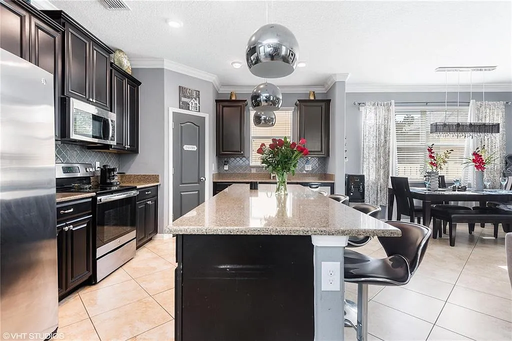 4 bed, 3.5 bath, 2490 sqft, $2,450 — Photo 4