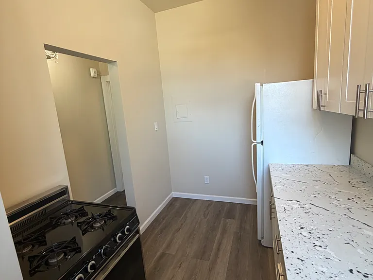 1040 Howard St #7 — Photo 6