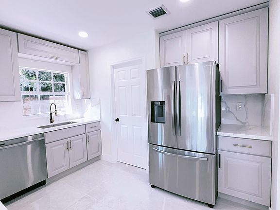 5th image of 1129 NE 2nd Avenue