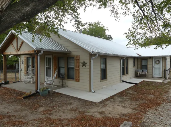 221 N Bluff St, Montague, TX 76251