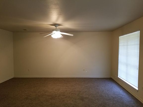 3rd image of 403 River Oak St