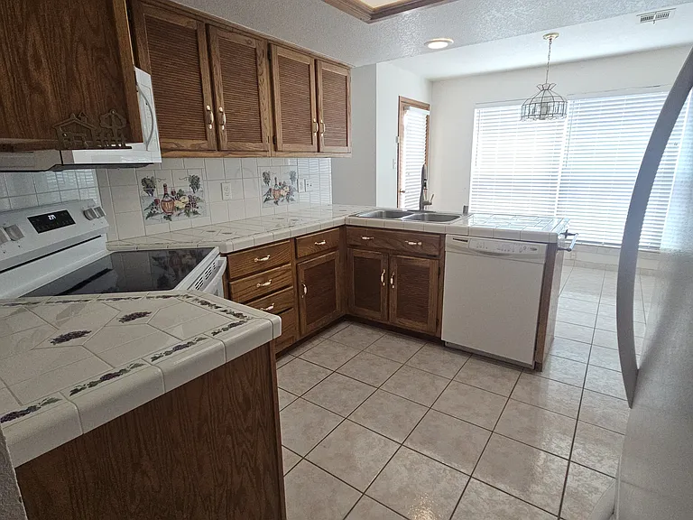 650 Frontier Dr — Photo 6