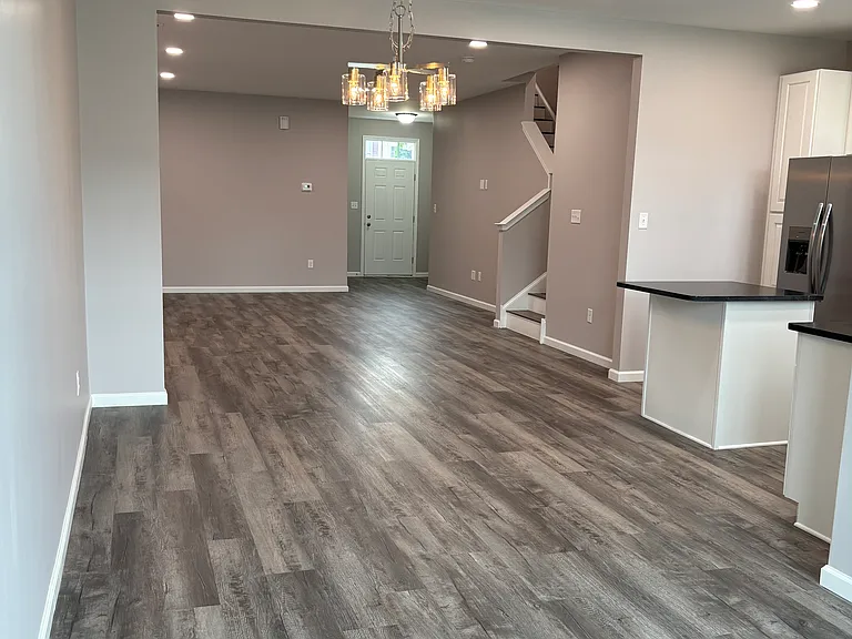 1049 Sherbourne Rd — Photo 4