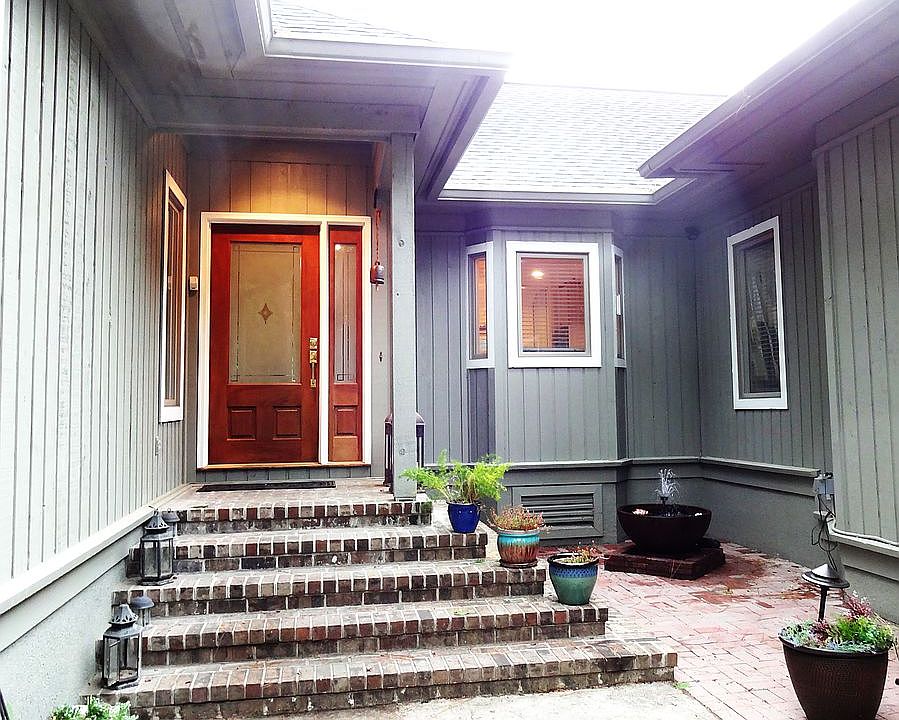 Brick front entry w fountain