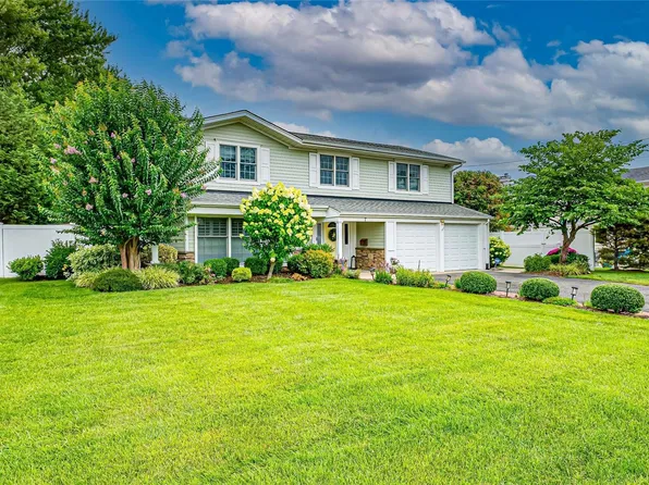 7 Gate Lane, West Islip, NY 11795