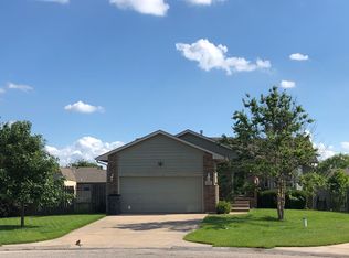 625 S Country Lakes Cir, Haysville, KS 67060
