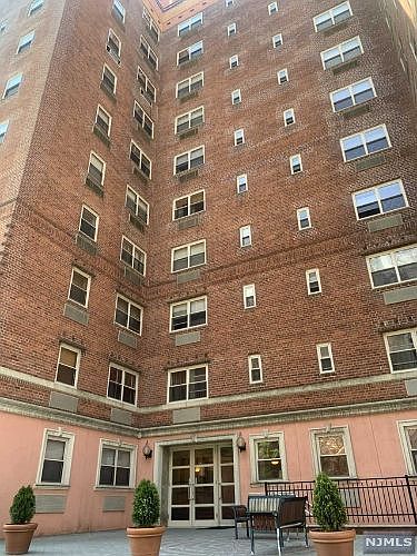 1st image of 70 S Munn Ave APT 811