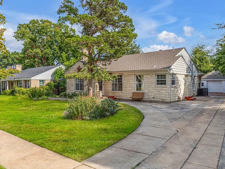 2240 Lawndale Dr — Photo 2