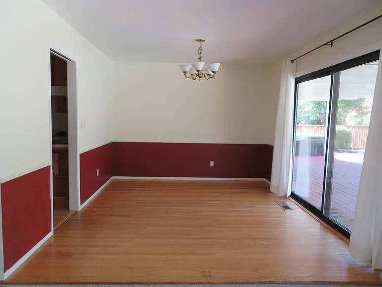886 Stonehaven Dr — Photo 7