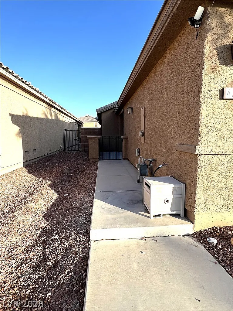 3 bed, 2.0 bath, 1685 sqft, $1,900 — Photo 3