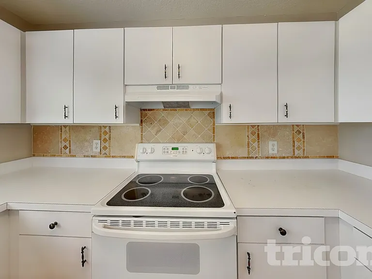 10211 Summerview Cir — Photo 6