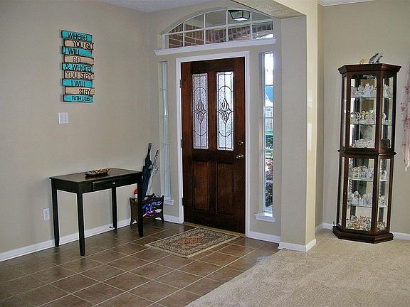 Tiled foyer and recently painted interior. Light & bright!
