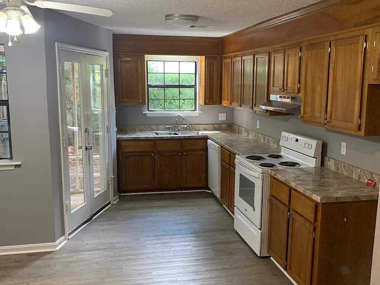 636 Maplewood Dr — Photo 10