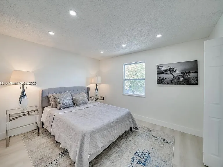 19405 NW 47th Ave — Photo 5