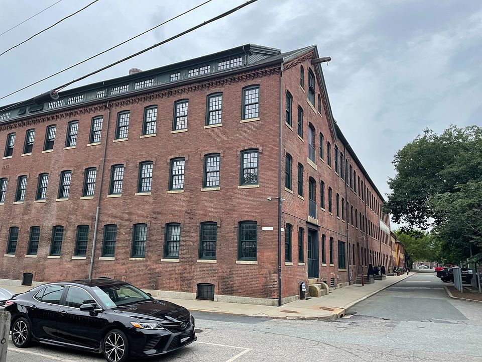 2nd image of 302 Pearl St Unit 106