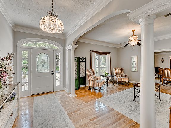 4th image of 4572 Oak Bay Dr W