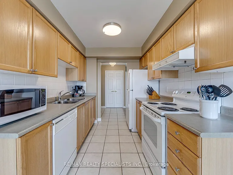 25 Kingsbridge Garden Cir W #924 — Photo 16