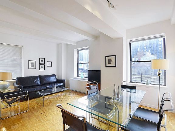 5th image of 150 W 51st St #1718