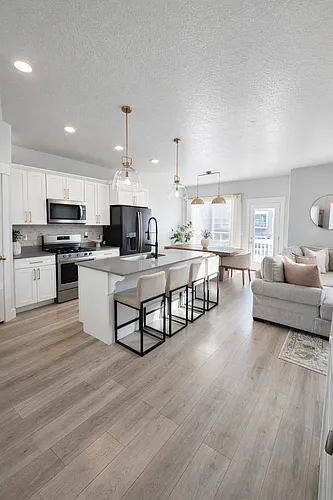 1749 W Newcastle Ln Photo 1
