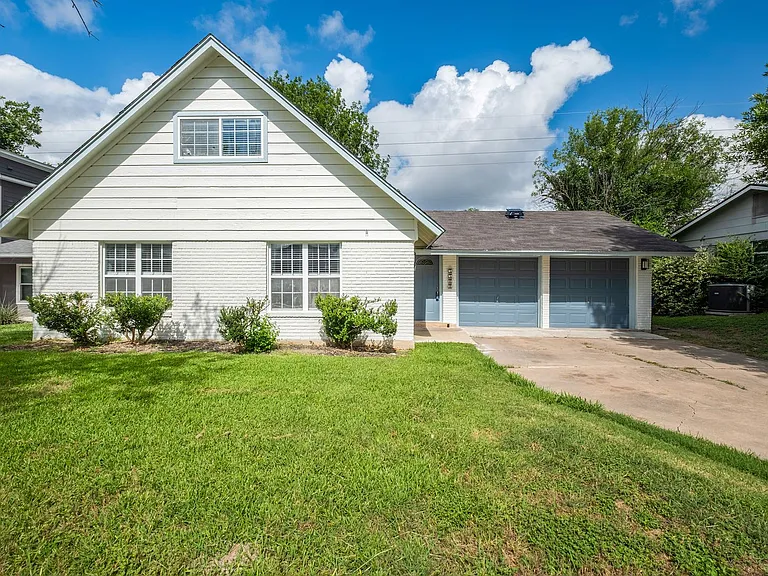 5504 Coventry Ln — Photo 2