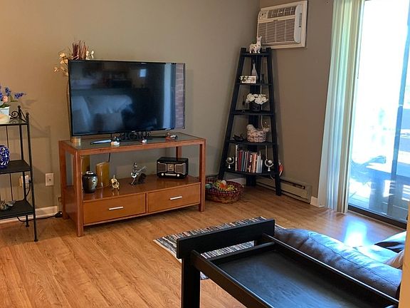 2nd image of 1351 Winslowe Dr #304