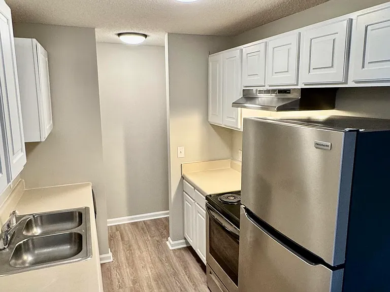 1251 Westpointe Dr #6 — Photo 4