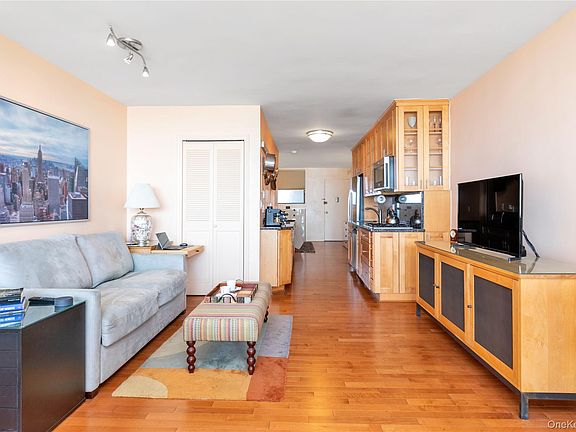 3rd image of 830 Shore Rd APT 3I