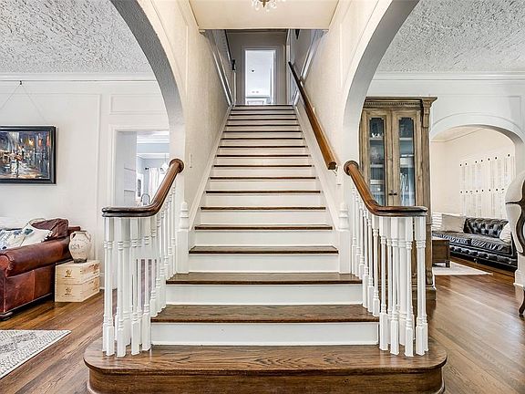 5th image of 2413 Medford Ct E