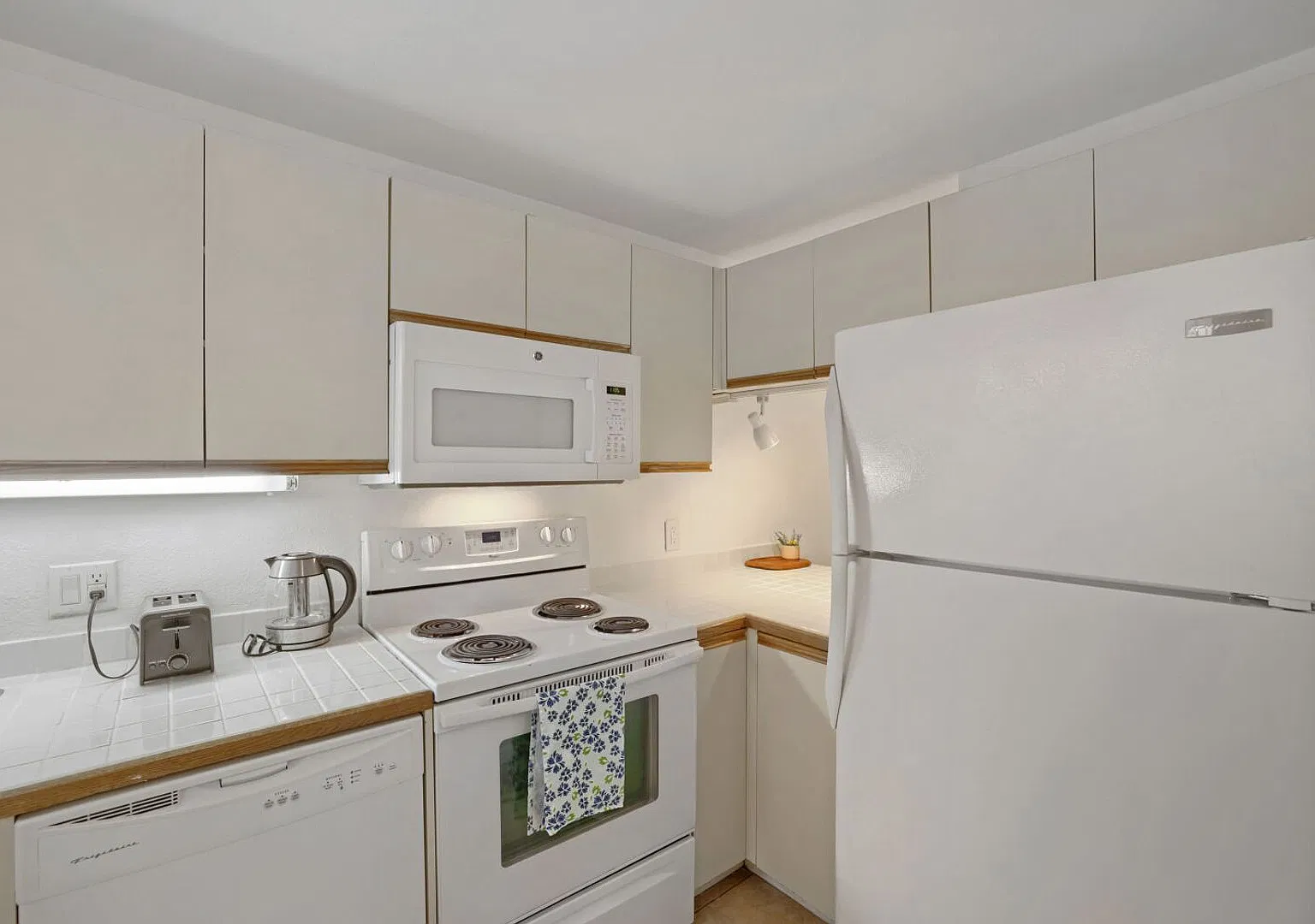 Walkable Bliss: Your Cozy Pearl Street Retreat — Photo 3