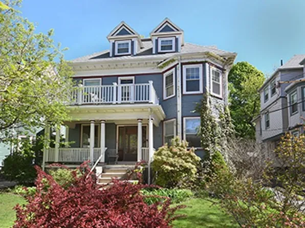 17 Bartlett Cres #1, Brookline, MA 02446