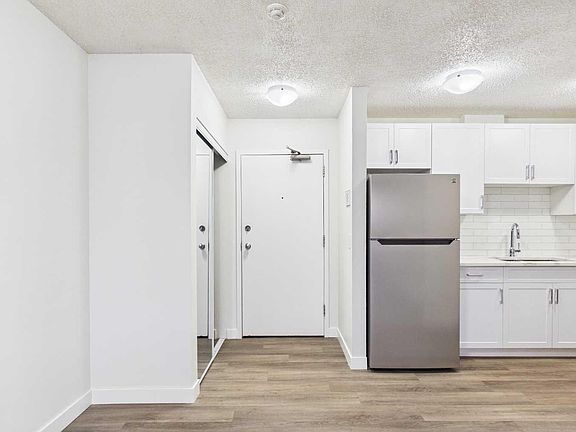 4th image of 1712 38th St SE #111