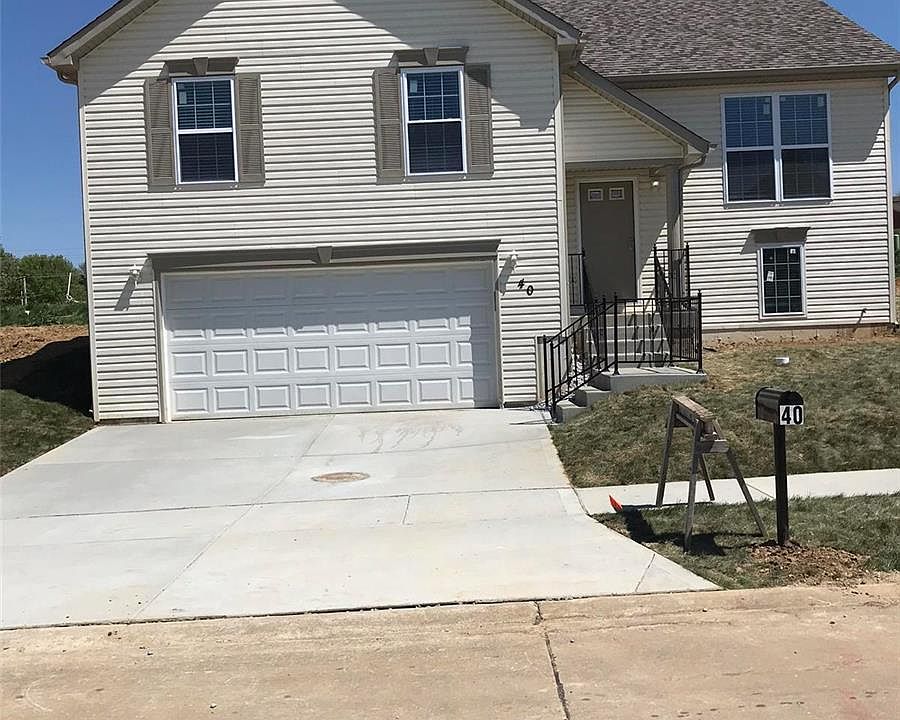 1st image of 40 Robinson Circle Dr
