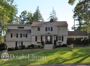 16 Crown Top Rd, Manhasset, NY 11030