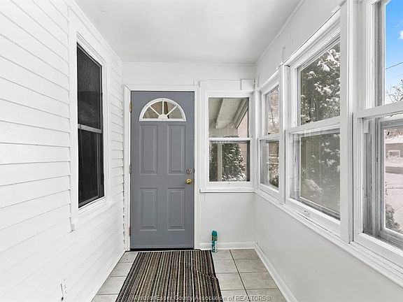 4th image of 3583 Sandwich St